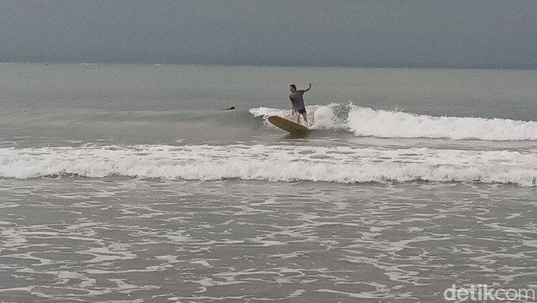 Berselancar di Pantai Batukaras Pangandaran. Berselancar di Pantai Batukaras Pangandaran.