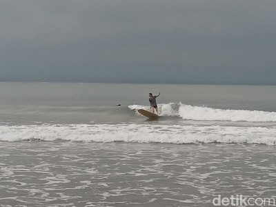 Suka Surfing? Bisa Banget Nih Coba ke Pantai Batukaras