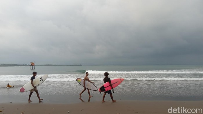 Berselancar di Pantai Batukaras Pangandaran.
