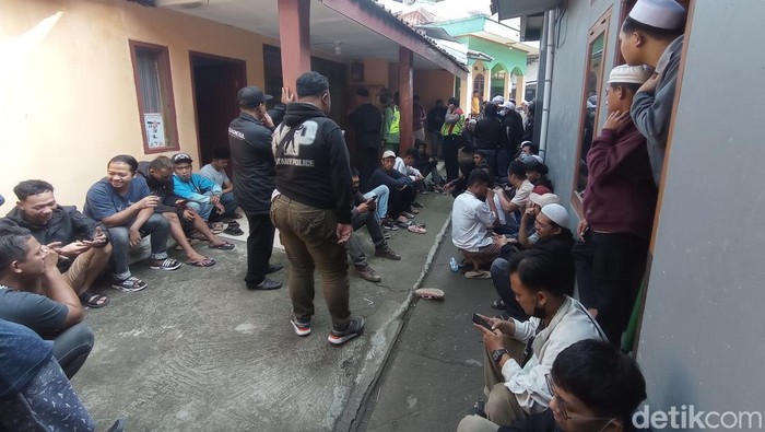 Bobotoh dan kepolisian bertakziah di rumah Ahmad Solihin, suporter Persib yang meninggal di Stadion GBLA
