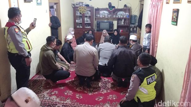 Bobotoh dan kepolisian bertakziah di rumah Ahmad Solihin, suporter Persib yang meninggal di Stadion GBLA