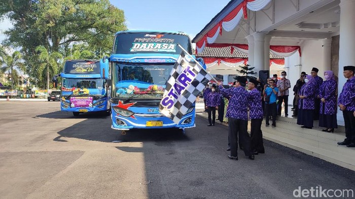 Bupati Ciamis Herdiat Sunarya bersama Ketu LPTQ Tatang dan Wabup Ciamis Yana D Putra memberangkatkan kafilah yang akan mengikuti MTQ Jabar ke 37 di Sumedang.