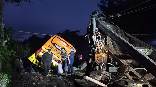 Proses evakuasi bangkai bus pariwisata yang menabrak 12 kendaraan dan mengakibatkan delapan orang korban luka dan satu orang meninggal, Sabtu (18/6/2022) malam