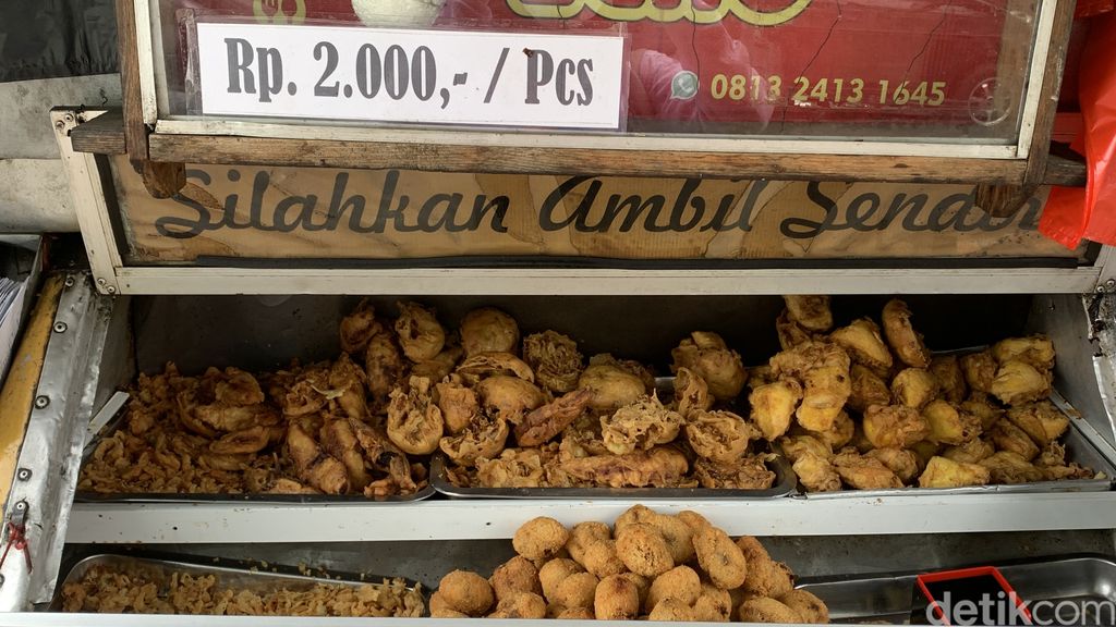 Comro Echo, gorengan enak dan laris di kawasan Lengkong Bandung.