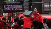 Puan Maharani menyebut tengah membahas penambahan cuti melahirkan menjadi 6 bulan dengan pemerintah. Puan pun memberikan alasan mendorong usulan tersebut.