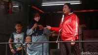Ketua DPR Puan Maharani (kanan) berbincang dengan ibu hamil saat menghadiri acara Gebyar Inovasi Pelayanan Kesehatan Rakyat di Gedung Sekolah Partai PDI Perjuangan, Jakarta, Sabtu (18/6/2022).