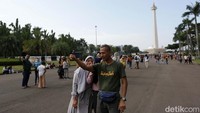 Mereka tampak berswafoto.