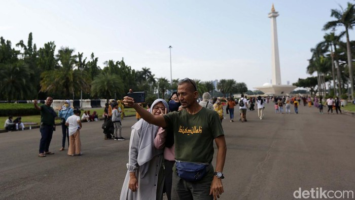 Dibuka untuk Umum, Monas Ramai Pengunjung Monas kembali dibuka untuk umum. Selama periode uji coba ini, ikon Kota Jakarta itu ramai dikunjungi.