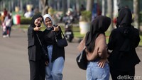 Monas ditutup untuk umum setiap Senin untuk dilakukan perawatan.
