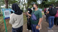 Mereka juga harus melakukan skrining aplikasi PeduliLindungi dan mencuci tangan.