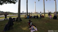 Warga berwisata di Monumen Nasional (Monas), Jakarta Pusat, Sabtu (18/6/2022).