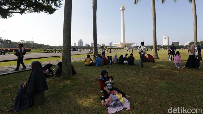 Monas kembali dibuka untuk umum. Selama periode uji coba ini, ikon Kota Jakarta itu ramai dikunjungi.
