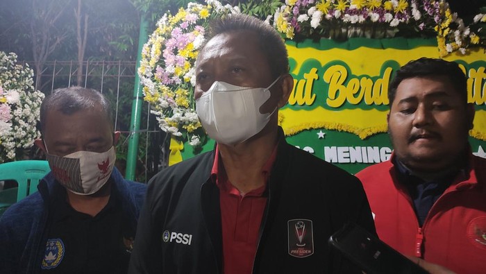 Direktur Operasional PT Liga Indonesia Baru (LIB) Sudjarno bersama Ketua Divisi Pembinaan Suporter PSSI Budiman Dalimunthe