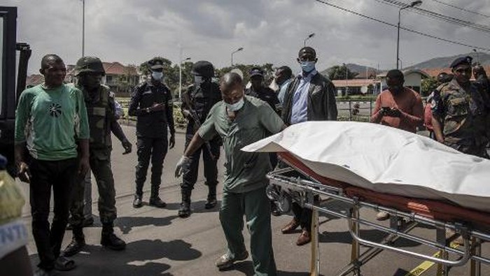 EDITORS NOTE: Graphic content / The weapon of a soldier of the Democratic Republic of Congo is inspected at the Rwanda border post of Rubavu (Gisenyi) on June 17, 2022 where he was shot by Rwandan forces during an exchange of fire. - A DR Congo soldier was killed in the countrys flashpoint eastern region on Friday in an exchange of fire at a border post with Rwanda, police said, while Rwanda said two of its soldiers were wounded. The incident, coinciding with mounting tension between the neighbouring countries, happened at a frontier post in the eastern Congolese city of Goma, they said. (Photo by Guerchom Ndebo / AFP)
