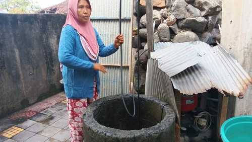Enung Zubaidah saat menunjukkan TKP Acep Tendi yang kecemplung sumur di Mengwi, Badung Sabtu (18/6/2022)