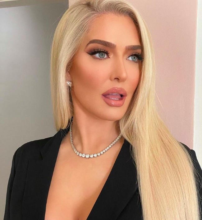 Bulan lalu, Erika mendapatkan peringatan belum bayar pajak senilai US$ 2,2 juta atau Rp 32 miliar. Sosialita yang kerap pamer gaya mewah tersebut mengatakan bahwa dia tidak mampu bayar pajak. “Aku tidak mampu bayar pajak,” ungkapnya. Foto: dok. Instagram/@theprettymess