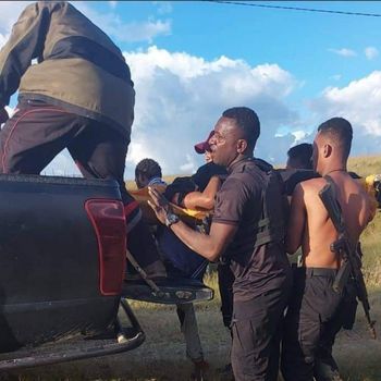 Evakuasi anggota Brimob Bripda DR yang tewas diserang OTK di Wamena, Papua (Dok. Istimewa).