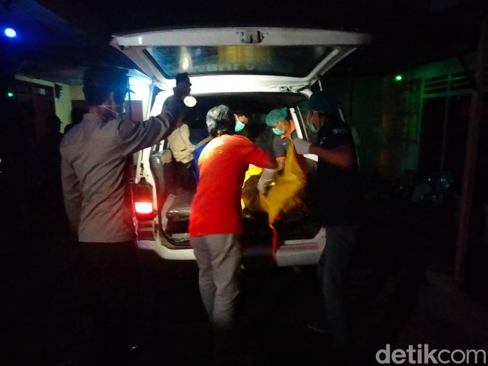 Evakuasi kakek yang meninggal di lokalisasi