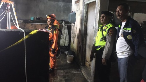 Evakuasi pria pengidap epilepsi tewas tercebur ke dalam sumur sedalam 15 meter di rumah kos milik I Ketut Tarmika di Banjar Denkayu Delodan, Desa Werdi Bhuana, Kecamatan Mengwi, Kabupaten Badung.