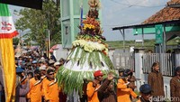 Ada lima gunungan yang diarak warga yang mengenakan busana adat menuju ke balai desa. Kemudian satu gunungan paling besar dibawa ke wisata Pantai Glagah Wangi menggunakan perahu.