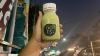 Minuman green tea di sini tersedia dalam berbagai ukuran. Ada yang ukuran gelas seharga Rp 14.000 dan ukuran botol 250 ml seharga Rp 17.000 dan botol 1 liter seharga Rp 16.000. Foto: detikcom/Riska Fitria