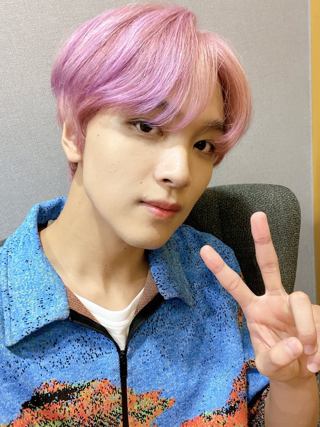 Baik bareface maupun pakai makeup, Haechan NCT dinilai memiliki wajah lokal seperti orang Indonesia. Terlebih pelantun ‘Glitch Mode’ itu punya warna kulit eksotik. Foto: dok. Twitter @hyuckiepics