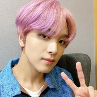 Baik bareface maupun pakai makeup, Haechan NCT dinilai memiliki wajah lokal seperti orang Indonesia. Terlebih pelantun ‘Glitch Mode’ itu punya warna kulit eksotik. Foto: dok. Twitter @hyuckiepics