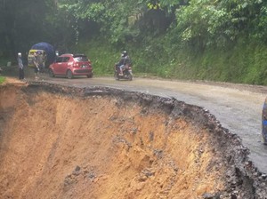 Jalan di Cianjur Selatan Amblas, Arus Lalin Ditutup 2 Pekan
