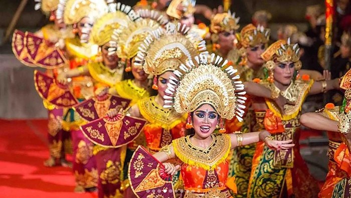 Utsawa (Parade) Janger Tari Tradisi Duta Kota Denpasar dari Sekaa Teruna Dharma Laksana, Banjar Kaja, Desa Adat Panjer, Denpasar yang mengisi Pesta Kesenian Bali (PKB) XLIV Tahun 2022