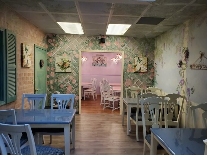 Kafe Bertema 'Alice in Wonderland' yang Seperti di Negeri Dongeng