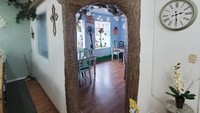 Kafe Attic Secrets juga memiliki satu spot pintu yang dibentuk menyerupai lobang tempat Alice terjatuh. Mirip seperti yang ada di film! Foto: onlyinyourstate.com