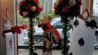 Ada juga figuran dan dekorasi Red Queen yang seolah sedang berdiri di taman rumah. Pengunjung juga bisa memotret dirinya di area ini. Foto: onlyinyourstate.com