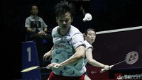 Yuta/Arisa merebut game pertama dengan skor 21-18.