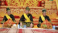 Iqbal juga dipasangkan keris oleh Ketua DPH LAMR Kota Dumai Datuk Seri Syarudin Husin.