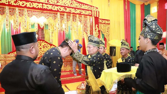 Kapolda Riau Terima Gelar Datuk Adat Melayu Kapolda Riau Irjen Mohammad Iqbal menerima gelar kehormatan adat masyarakat adat melayu di Dumai, Jumat (17/6). M. Iqbal menerima gelar Datuk Wira Lela Setia Negeri.