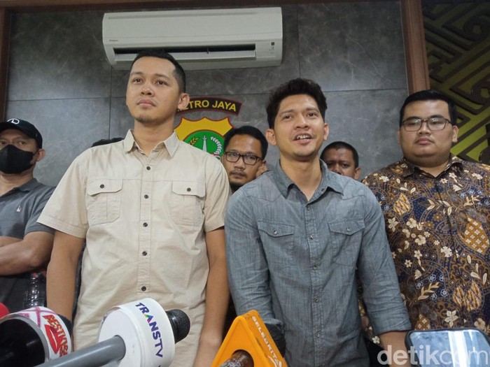 Kasus Iko Uwais terbaru kini sudah memasuki tahap pemeriksaan. Sebelumnya, Iko Uwais dilaporkan atas kasus pengeroyokan terhadap seorang pria. Berikut infonya.