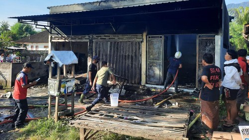 Kebakaran toko sembako di Jalan Singaraja-Gilimanuk, Banjar Wana Sari, Desa Sanggalangit, Kecamatan Gerokgak, Kabupaten Buleleng, Bali,  pada Sabtu, (18/6/2022)