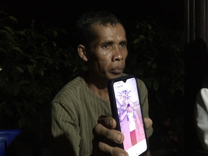 Amak Geboh ayah dari Muhammad Zohir Abas yang menjadi korban kapal tenggelam di Batam, Jumat (17/6/2022).