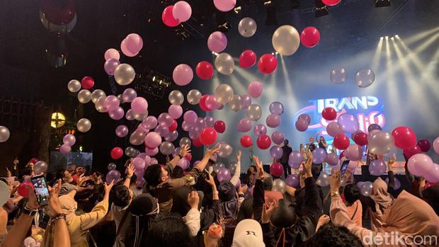 Kemeriahan ulang tahun ke-11 Trans Studio Bandung.