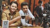  Di sela-sela kegiatan syuting yang padat, Kevin Millers sempatkan isi energi. Segelas es kopi jadi pilihannya.