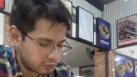 Aksi kocak lainnya bersama makanan juga Kevin Millers tunjukkan lewat video ini. Saat mau menambahkan kecap, ternyata tumpah sebotol