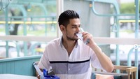 Demi menjaga penampilan, Kevin Hillers mengonsumsi minuman suplemen khusus kulit. Ia berpromosi manfaatnya bisa melembapkan hingga meregenerasi sel kulit.