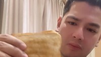 Pria kelahiran tahun 1990 ini sering membagikan video kocak di TikTok dan Instagram. Salah satunya adegan ia hendak makan roti dicelup susu ini.