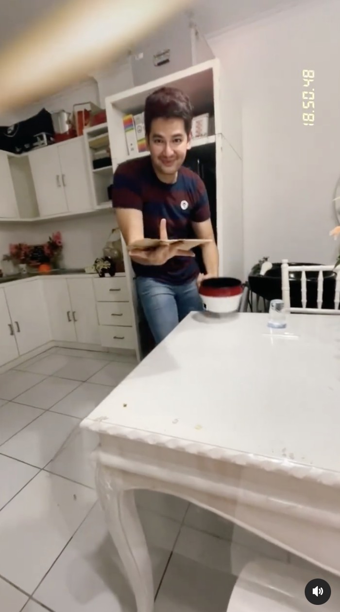 Kevin Hillers Sering Bagikan Video Kocak Saat Makan, Intip Potretnya! Kevin Hillers Sering Bagikan Video Kocak Saat Makan, Intip Potretnya!