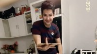 Bilang sedang coba bikin kue khas Timur Tengah, ternyata Kevin Millers hanya bercanda. Yang ada hanyalah jarinya!