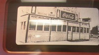 Sementara pada tahun 1941, pemilik franchise pertama KFC, Harman, membuat restoran pertamanya yang hanya menjual hamburger. Foto: onlyinyourstate.com
