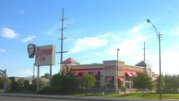 Beginilah bentuk restoran KFC pertama di dunia yang identik dengan warna merah putih dan sosok Harland yang terpampang jelas pada papan nama. Foto: onlyinyourstate.com