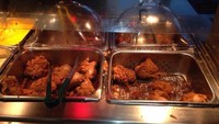 Di restoran KFC pertama di dunia, mereka juga menawarkan menu prasmanan, setiap orang bisa dengan bebas mengambil ayam goreng. Foto: onlyinyourstate.com