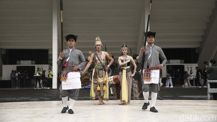 Kirab Budaya digelar di kawasan Istora Senayan, Jakarta, Sabtu (18/6/2022). Kirab Budaya ini sebagai upaya meramaikan gelaran Indonesia Open 2022.