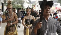 Kirab budaya ini diperagakan oleh sekitar 15 orang seniman dari Sanggar Floart.